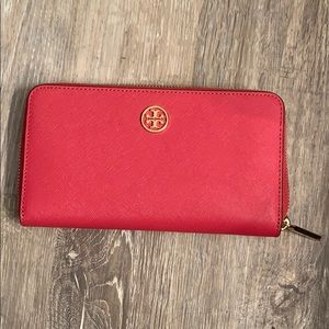 Brand new Tory Burch large wallet in pink.